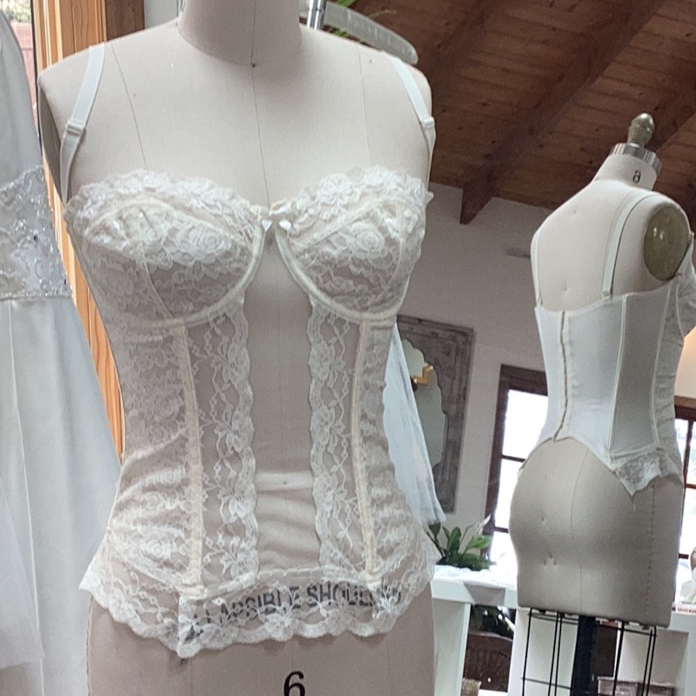 Elegant Lace Bustier in Cream